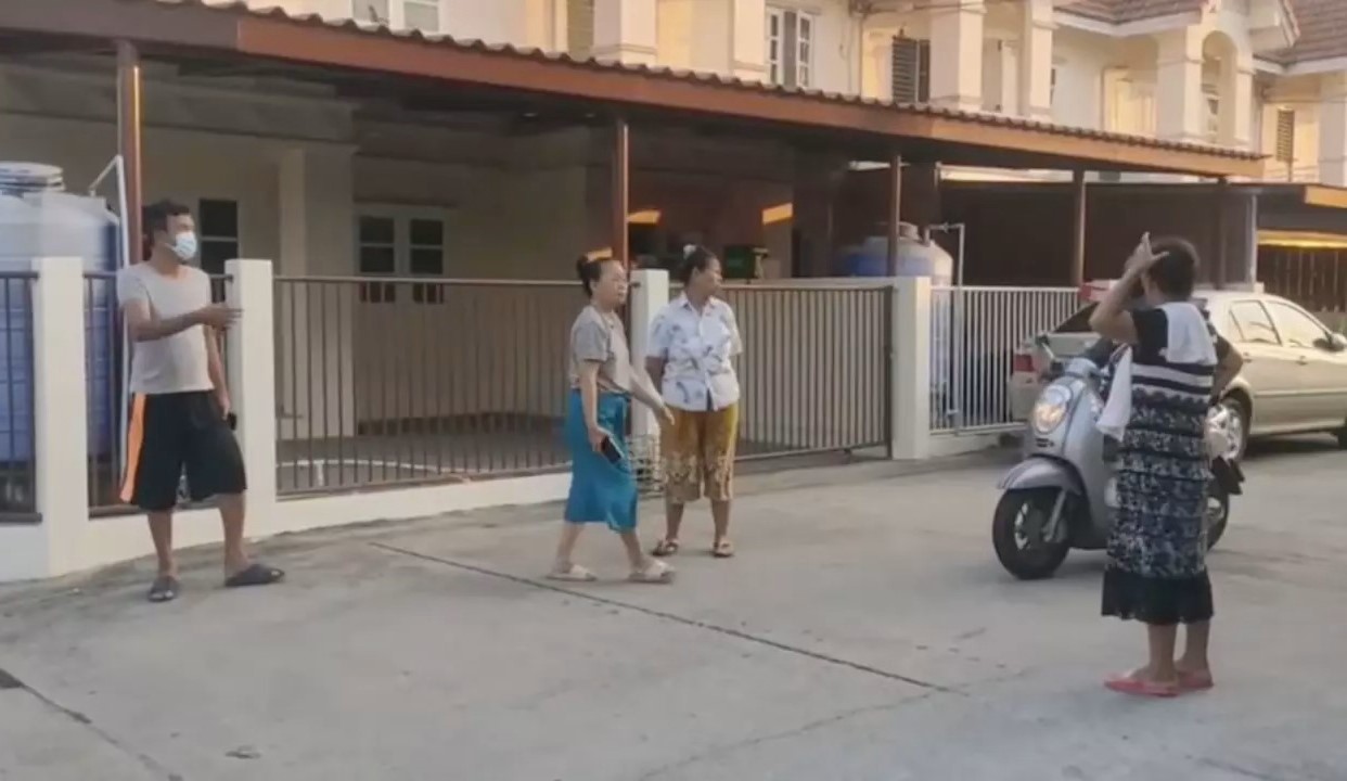 ชาวบ้านแตกตื่นงูเลื้อยริมรั้ว