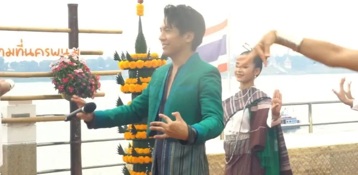 เลขธูป เต๋า ภูศิลป์ รำบวงสรวงให้แก่  “พ่อปู่”